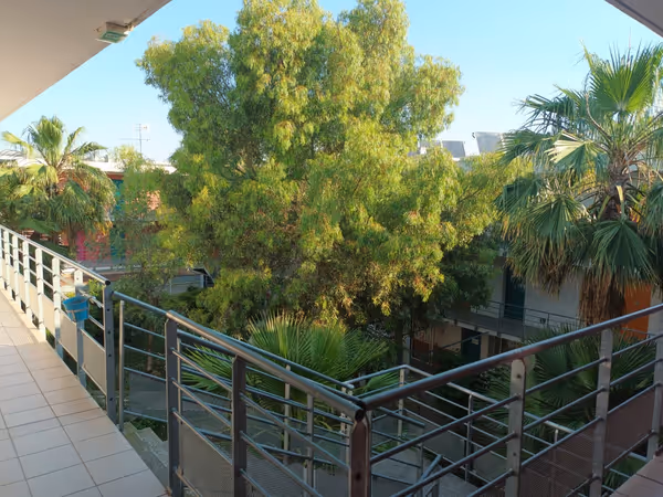 Le patio intérieur fleuri et ombragé avec des bancs