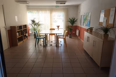 Espace d'accueil commun et distributeurs de boissons de la résidence