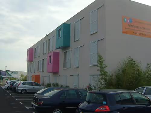 Vue extérieure de la Résidence Académie Montpellier avec son parking