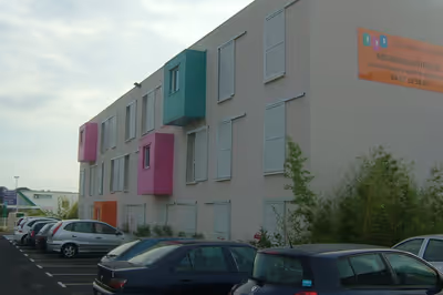 Façade extérieure de la Résidence Académie Montpellier avec parking et accès